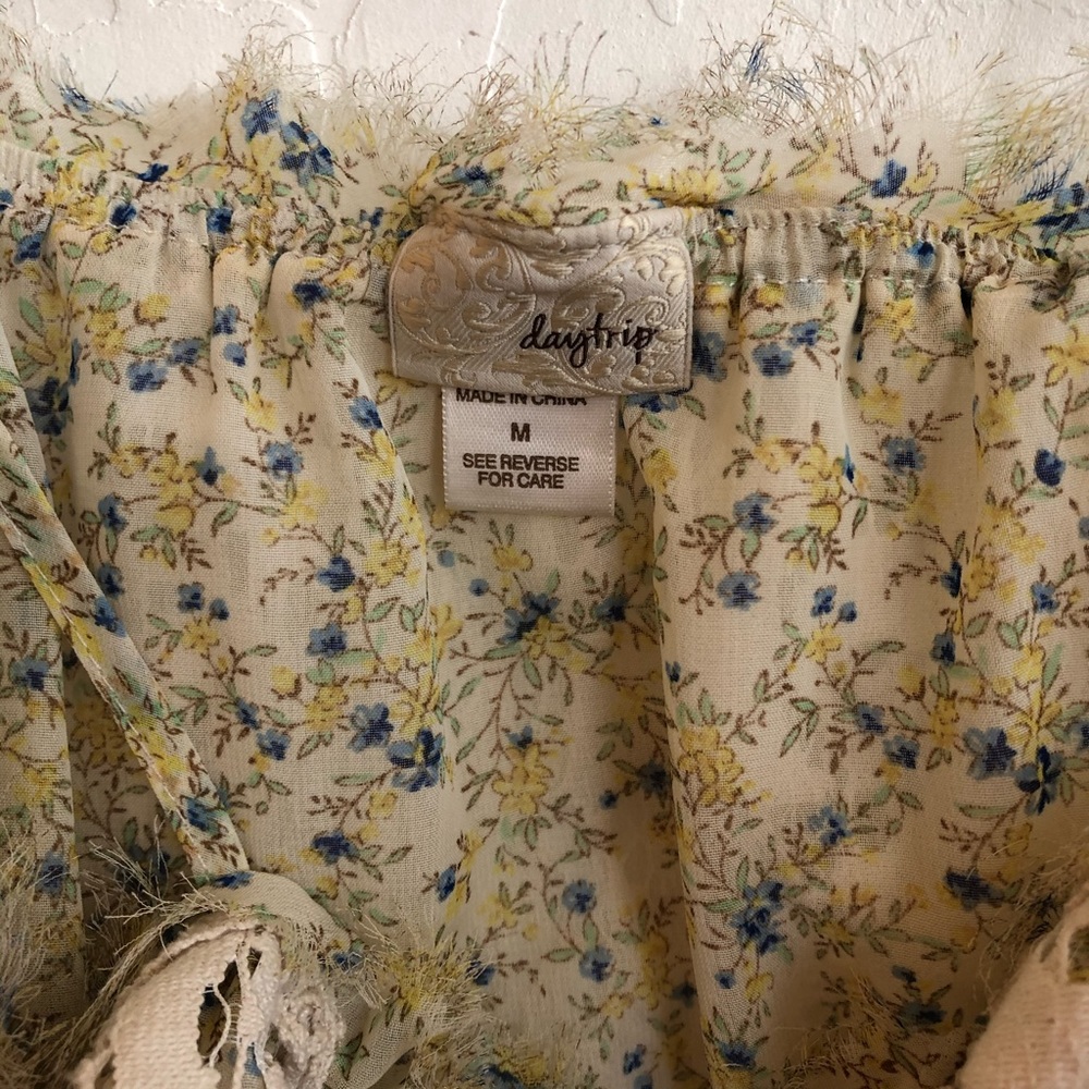 Women’s lace & floral top - Picture 9 of 10